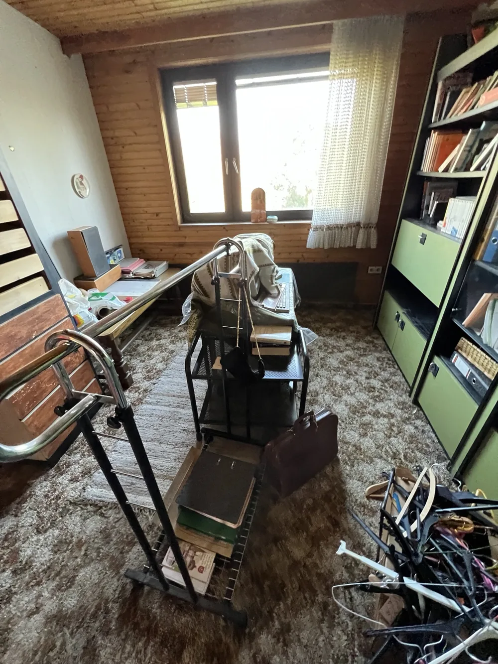 Zimmer mit Mobiliar