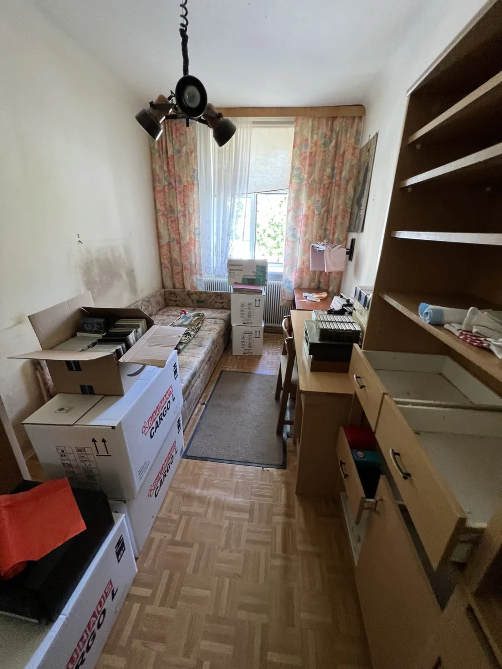 Wohnraum mit Umzugskartons